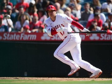  セーフティーバントを試みた大谷（ロイター）