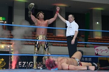 全勝対決で本田竜輝(下)を破った宮原健斗