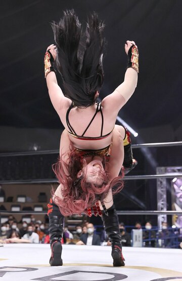  舞華(上)を渾身のジャーマンで投げる詩美（東スポWeb）