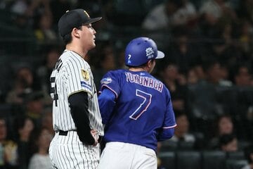 １１回、適時打を打たれた阪神・木下（左）