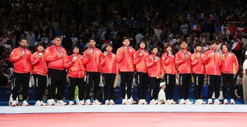 銀メダルを受け取った日本のメンバーたち