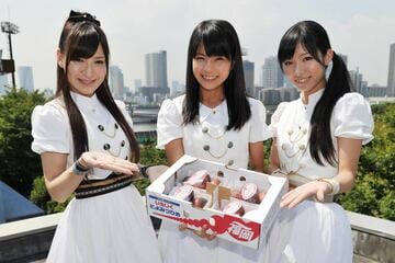 2012年に東スポ本社を訪れた（左から）上原あさみ、天野なつ、岸田麻佑