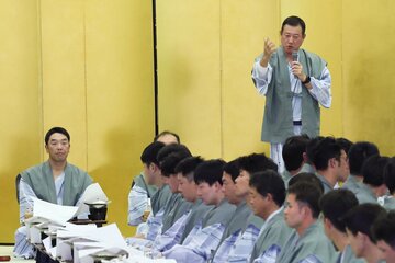 納会で思いの丈を語った巨人・原前監督(右)。左は阿部新監督