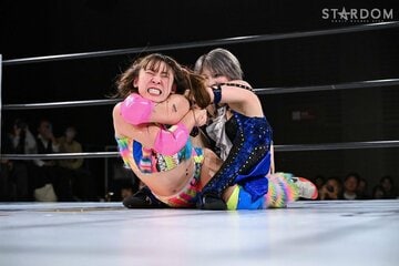 安納サオリ(右)に極楽固めで締め上げられるフワちゃん