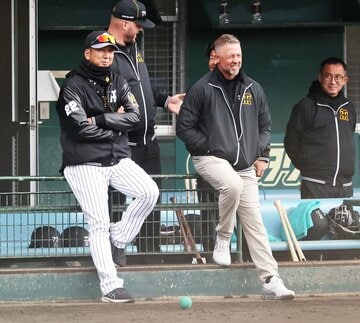 合流初日の８日は、阪神・藤川監督(左)と紅白戦を見守ったウイリアムス氏