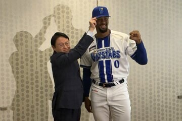 木村球団社長とともに記念撮影に臨んだデュプランティエ