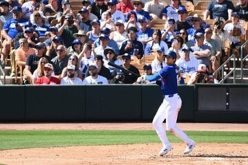 ２回一死二塁、中堅フェンス直撃の適時三塁打を放つ大谷