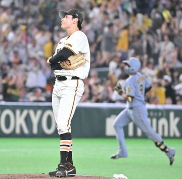 ５回、立石正広（奥）にプロ１号本塁打を浴びた竹丸和幸