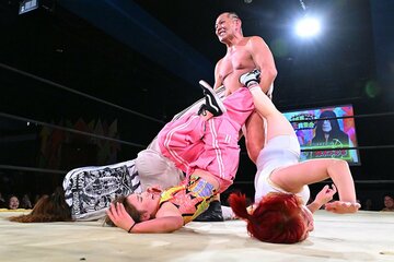 みのるにまとめてアキレス腱を攻められる(左から)レフェリーの黒潮、彩桜、さいとう