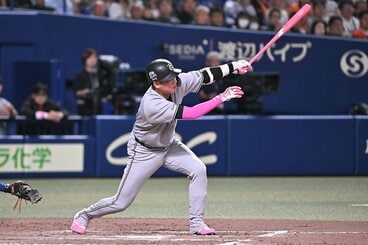8回、代打で左前打を放った巨人・坂本勇人