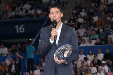引退セレモニーであいさつする錦織圭
