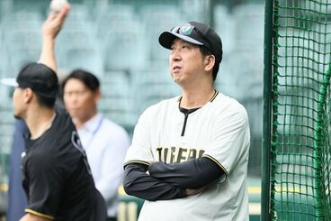 あいにくの空模様に憂鬱げな表情の阪神・藤川監督
