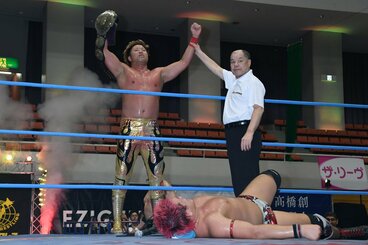 全勝対決で本田竜輝(下)を破った宮原健斗