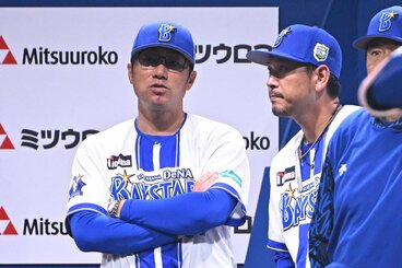 難しい試合展開に、ベンチで腕組みのDeNA・相川監督(左)