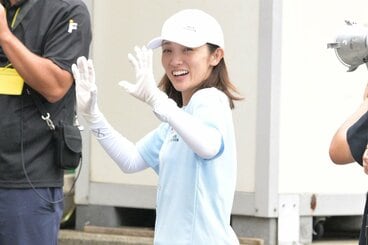 沿道のギャラリーに手を振る星野真里