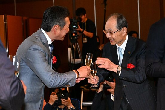 「王貞治レガシープロジェクト」発足会見で、小久保監督(左)と乾杯するソフトバンク・王球団会長