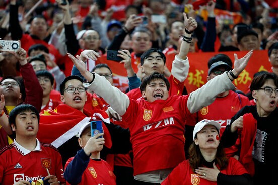 中国代表を応援するファン（ロイター）