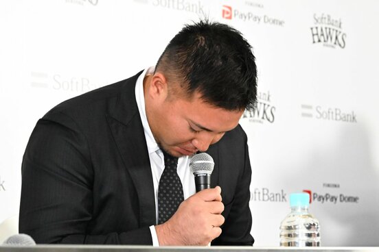 会見で頭を下げる山川穂高
