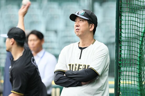 あいにくの空模様に憂鬱げな表情の阪神・藤川監督