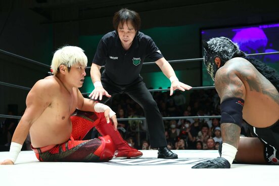 200秒ではアルファ・ウルフ(右)と決着をつけられなかった拳王