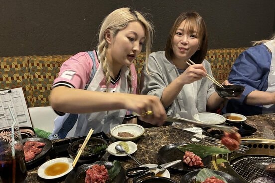 焼き肉に舌鼓を打つSareee（右）とChi Chi