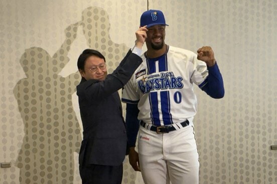 木村球団社長とともに記念撮影に臨んだデュプランティエ