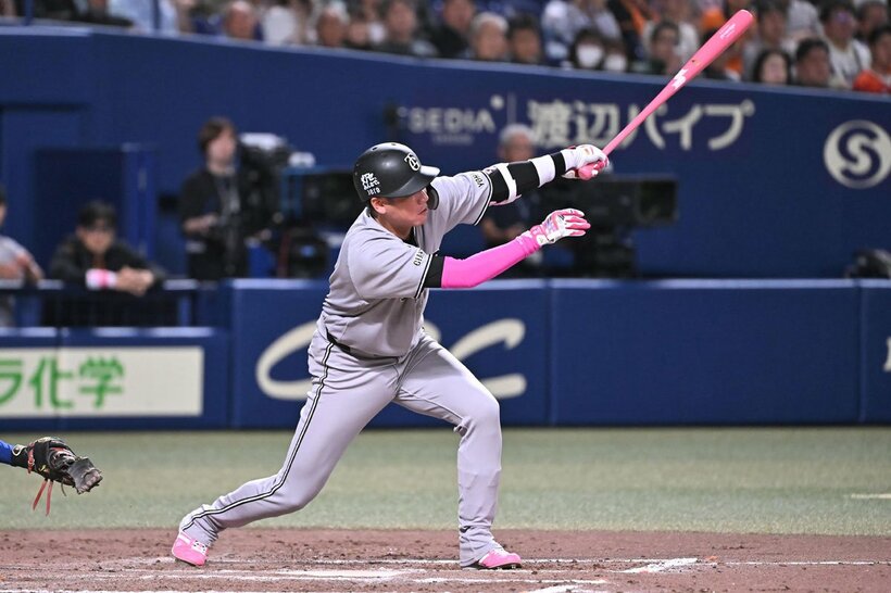 ８回、代打で左前打を放った巨人・坂本勇人
