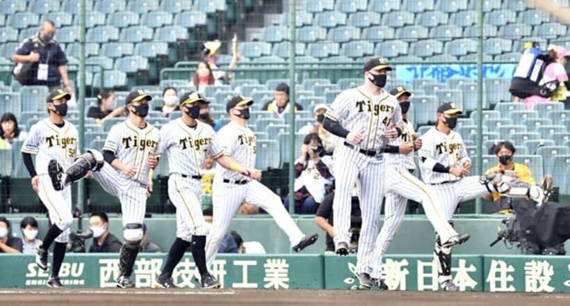  マスク着用で試合前の練習を行った阪神ナイン