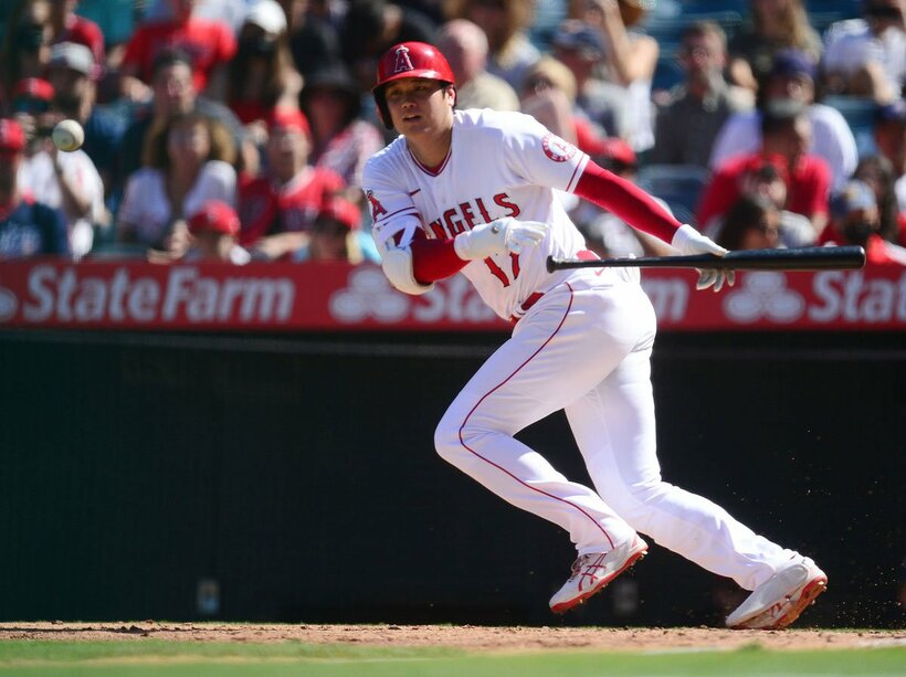  セーフティーバントを試みた大谷（ロイター）