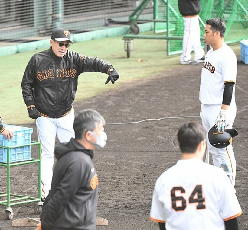  若手野手の奮起を促した原監督。右は北村