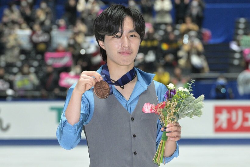 メダルを手に記念撮影する３位の三浦佳生