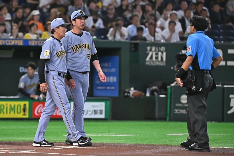 初回、球審に詰め寄る藤川球児監督（中央）