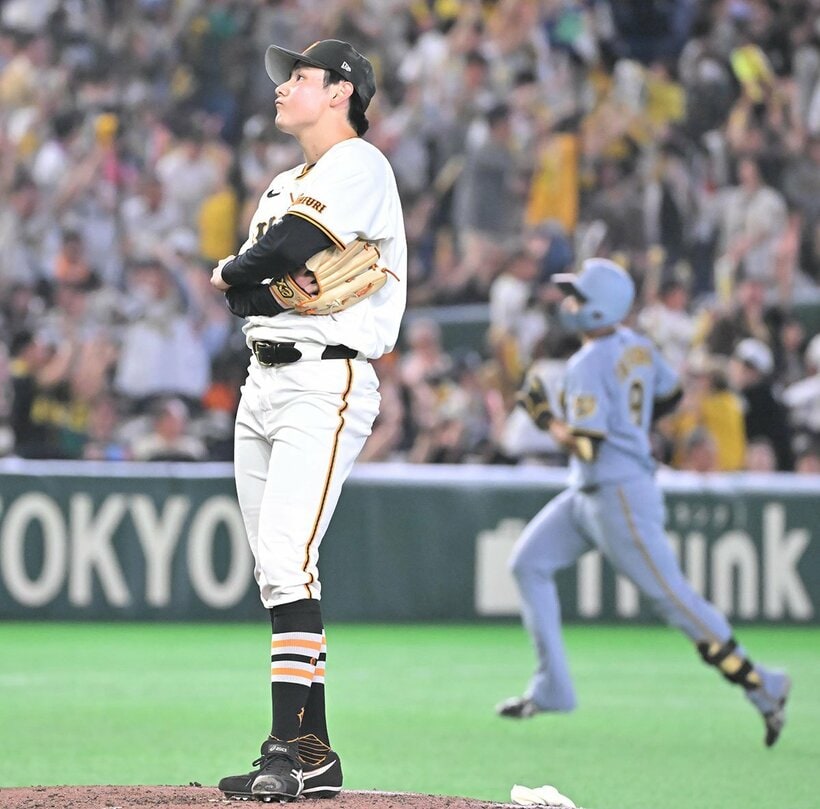 ５回、立石正広（奥）にプロ１号本塁打を浴びた竹丸和幸