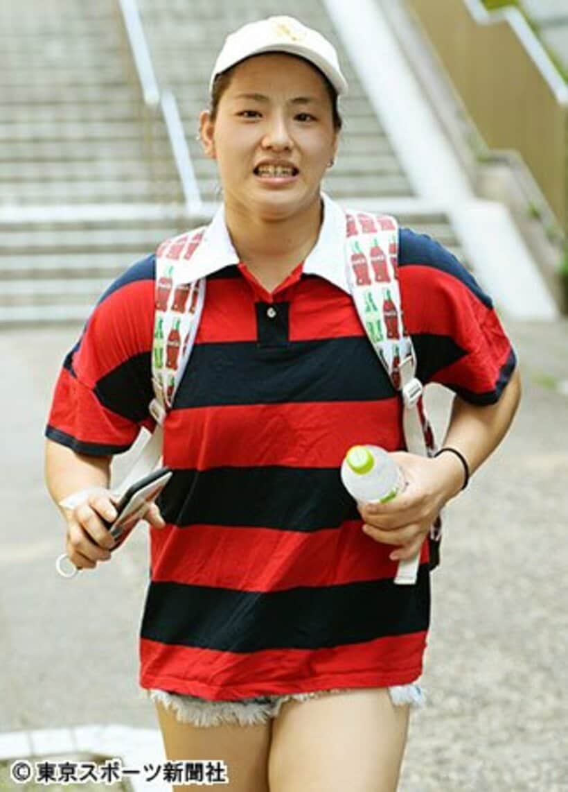  快勝を宣言し、笑顔のレイナ