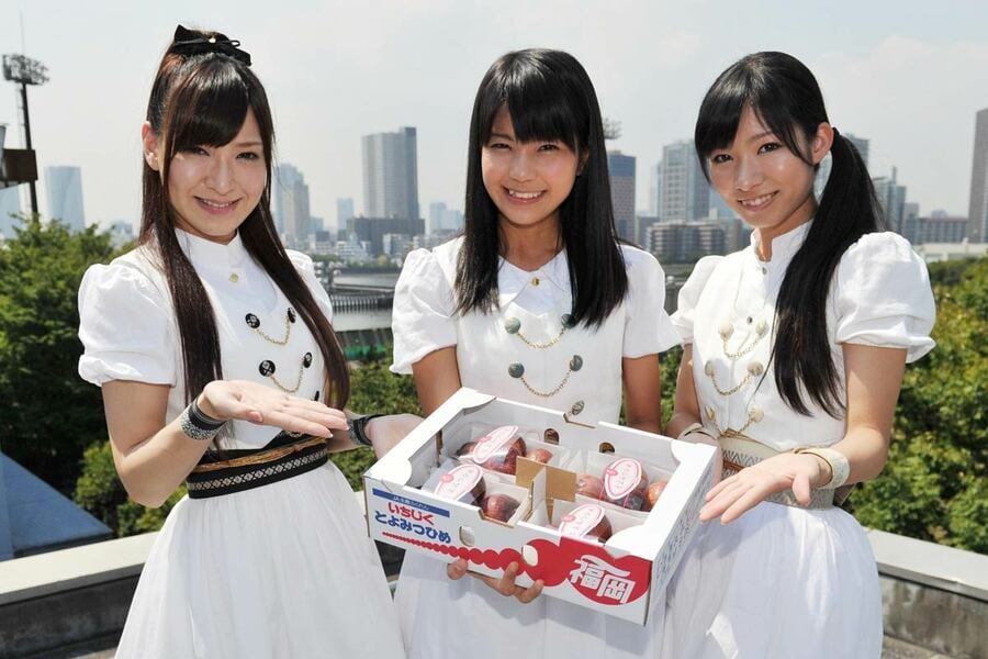 2012年に東スポ本社を訪れた(左から)上原あさみ、天野なつ、岸田麻佑