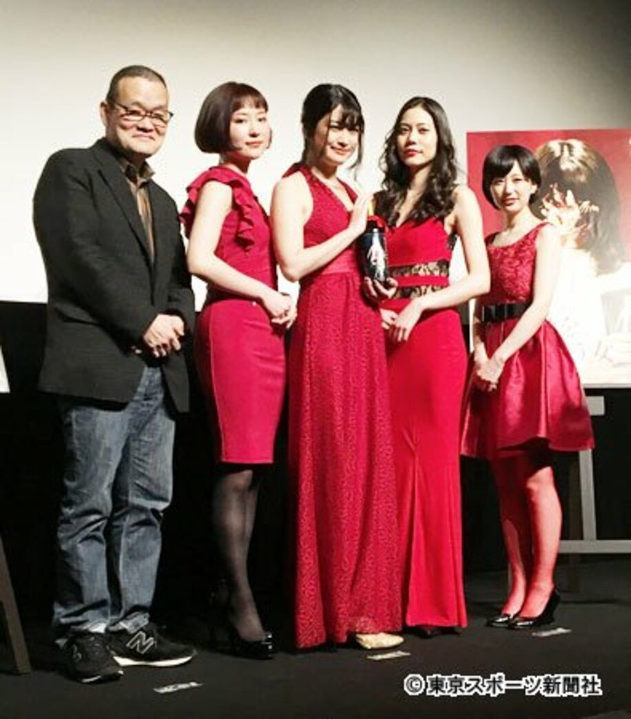  左から中田秀夫監督、大島正華、飛鳥凛、松山愛里、中谷仁美