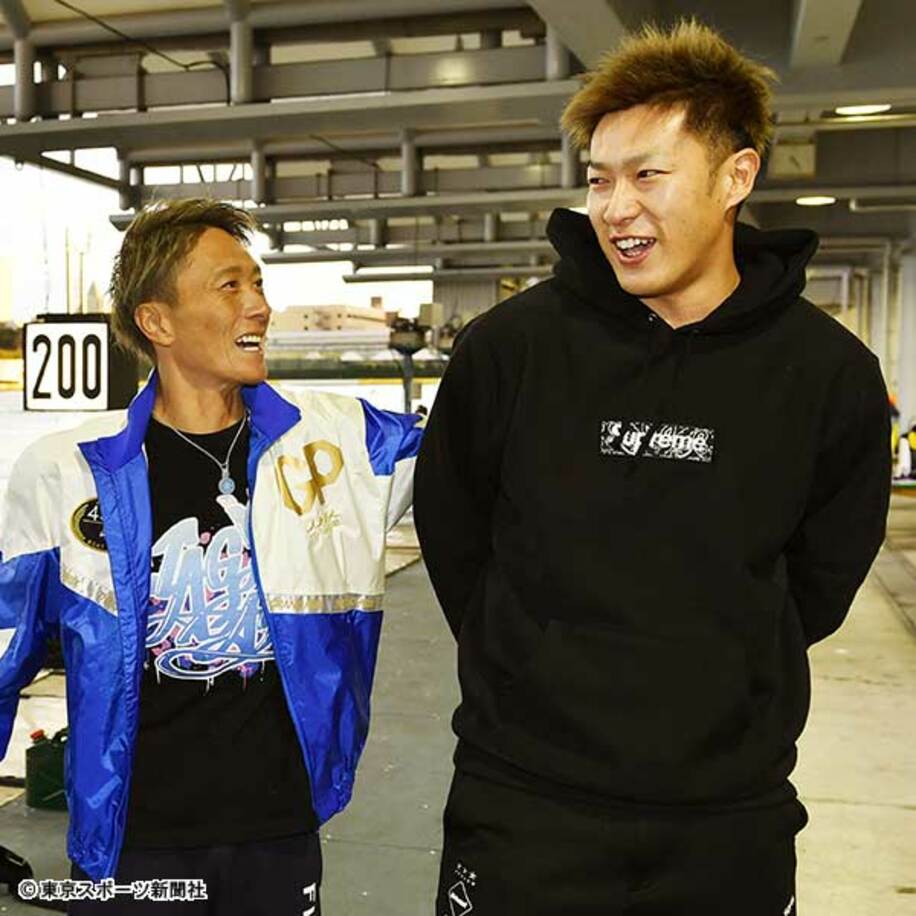  ソフトバンクの柳田がボートレース場を訪問。トップレーサー峰竜太（左）と言葉を交わした