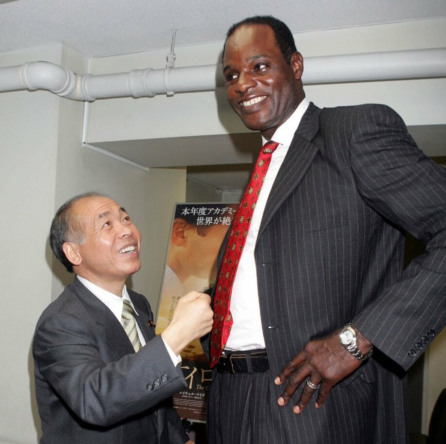 ムルアカさん（右）と鈴木宗男氏（2006年）