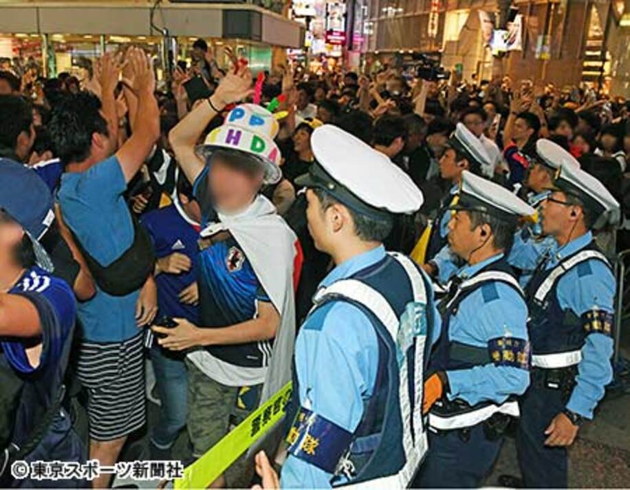  お祭り騒ぎで暴走を警戒する警察官の列