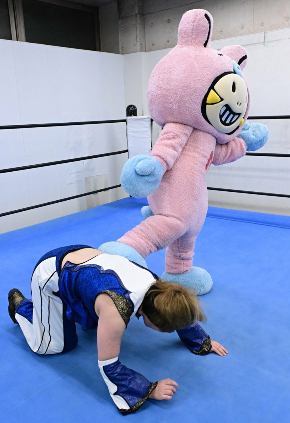 桐生真弥(下)にキックするミニモちゃん