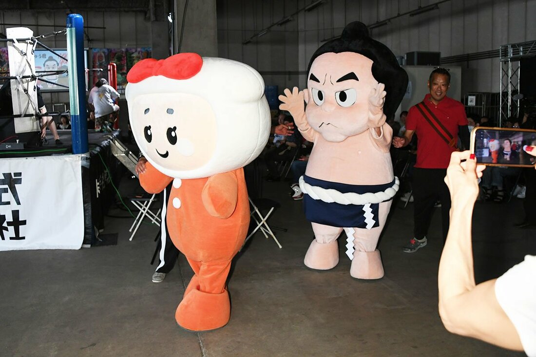 プレゼンターとして登場したギョウザちゃん(左)としょうりゅう君だったが…