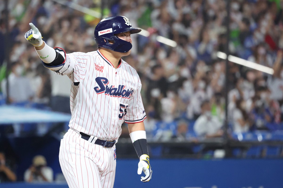 写真：【ヤクルト】村上宗隆 ドヤ顔＆確信歩きの王超え56号 神宮