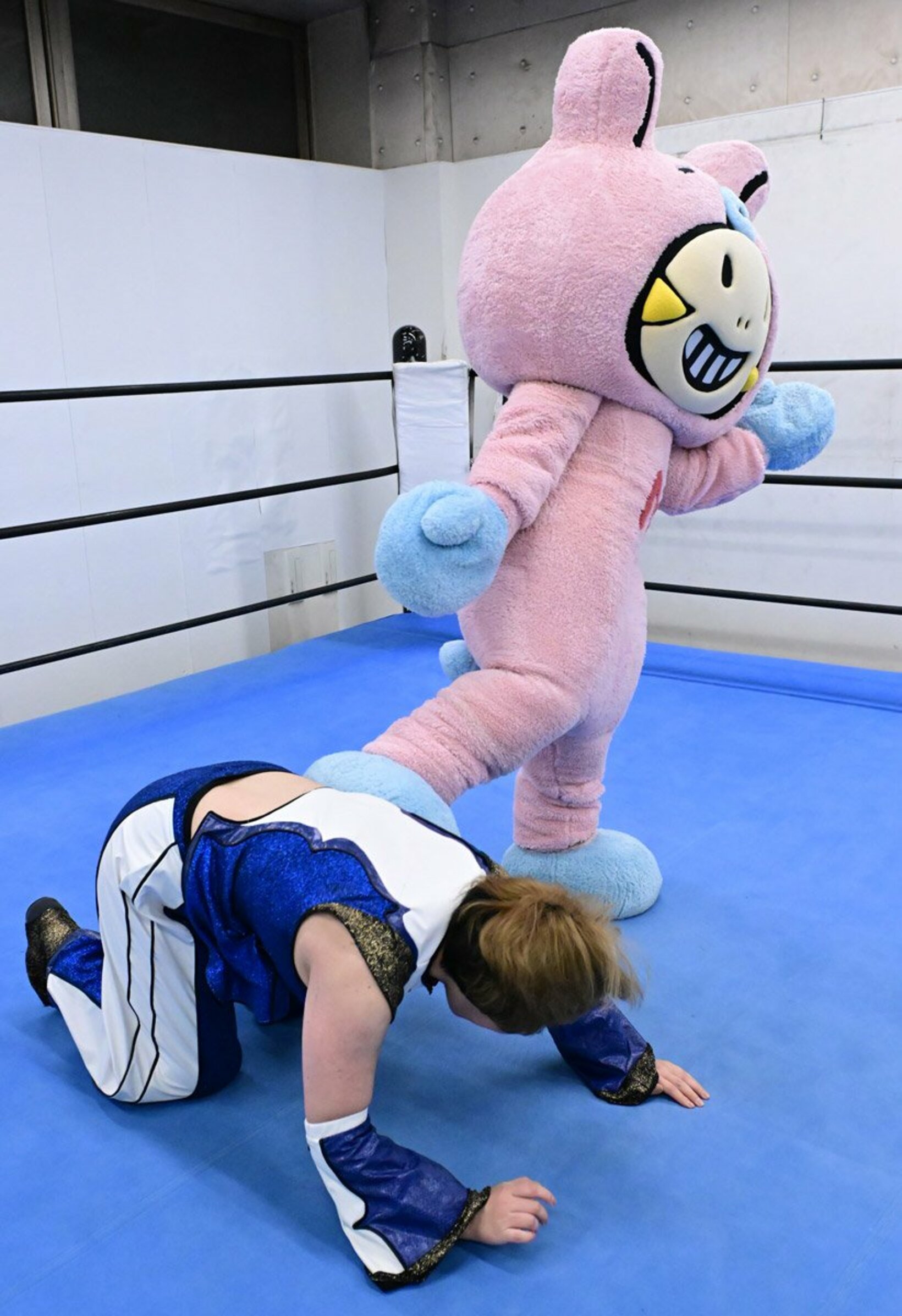 桐生真弥（下）にキックするミニモちゃん