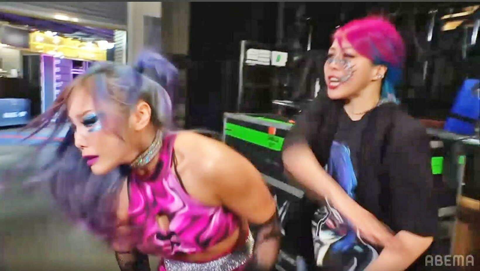 またもアスカ(右)にシバかれるカイリ・セイン（©AbemaTV, Inc.）