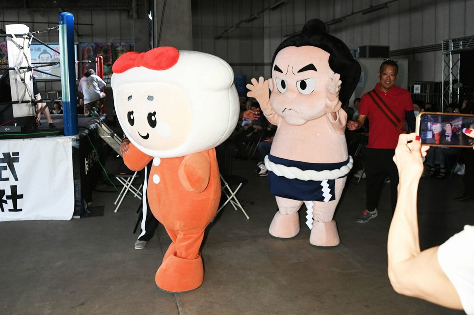 プレゼンターとして登場したギョウザちゃん(左)としょうりゅう君だったが…