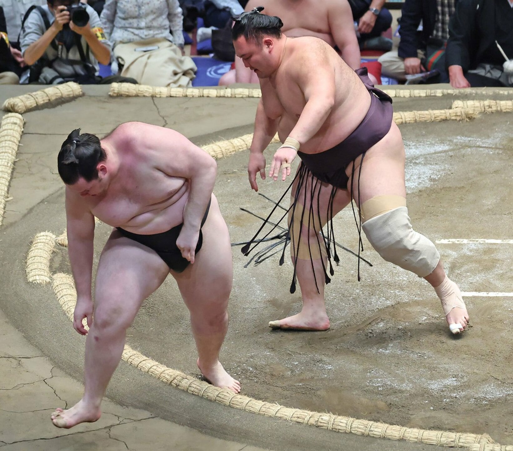 獅司(左)をきっちり押し出した朝乃山