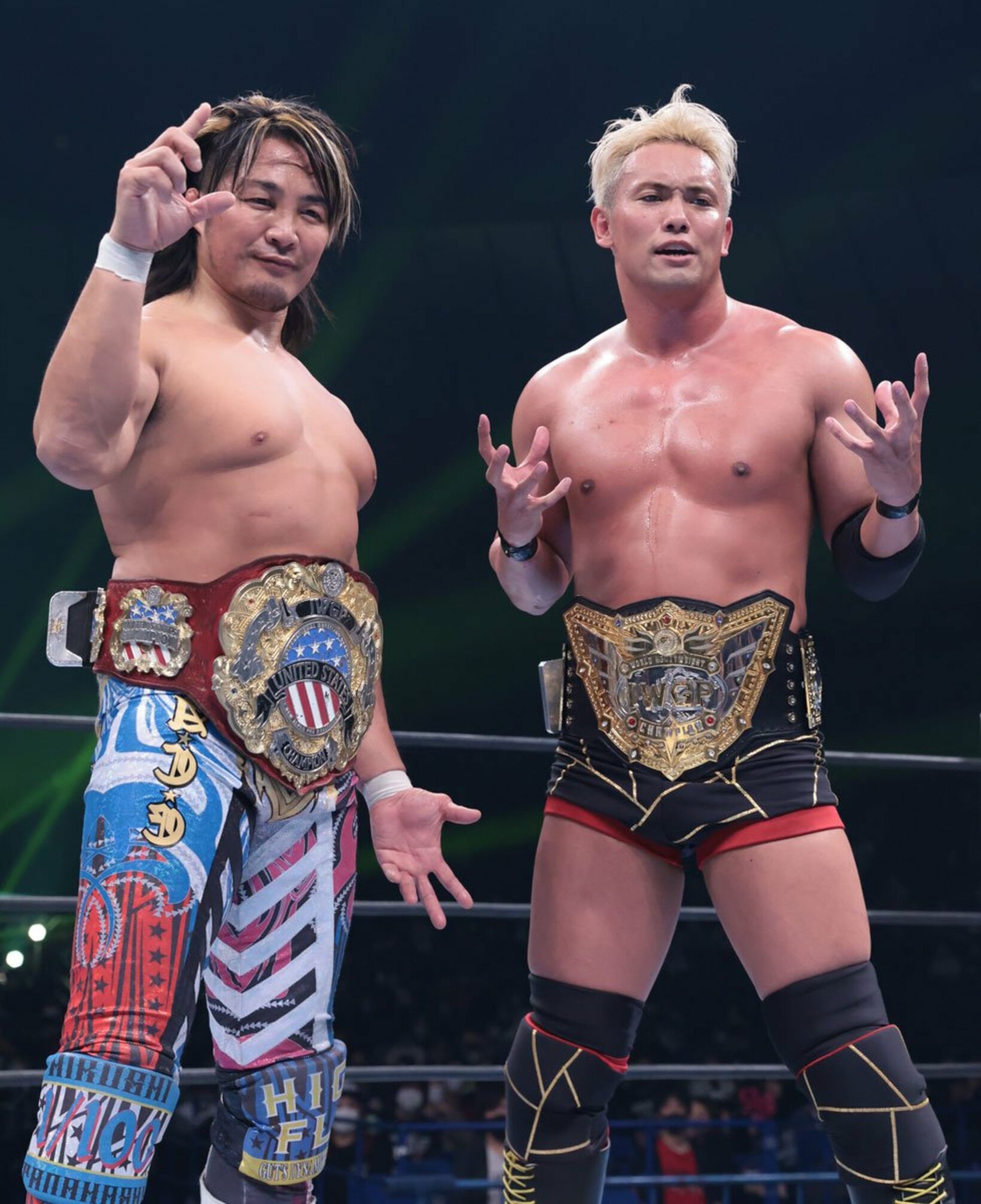 (左から)IWGP-USヘビー王者の棚橋弘至とIWGP世界ヘビー王者のオカダ・カズチカ(2022年1月8日)