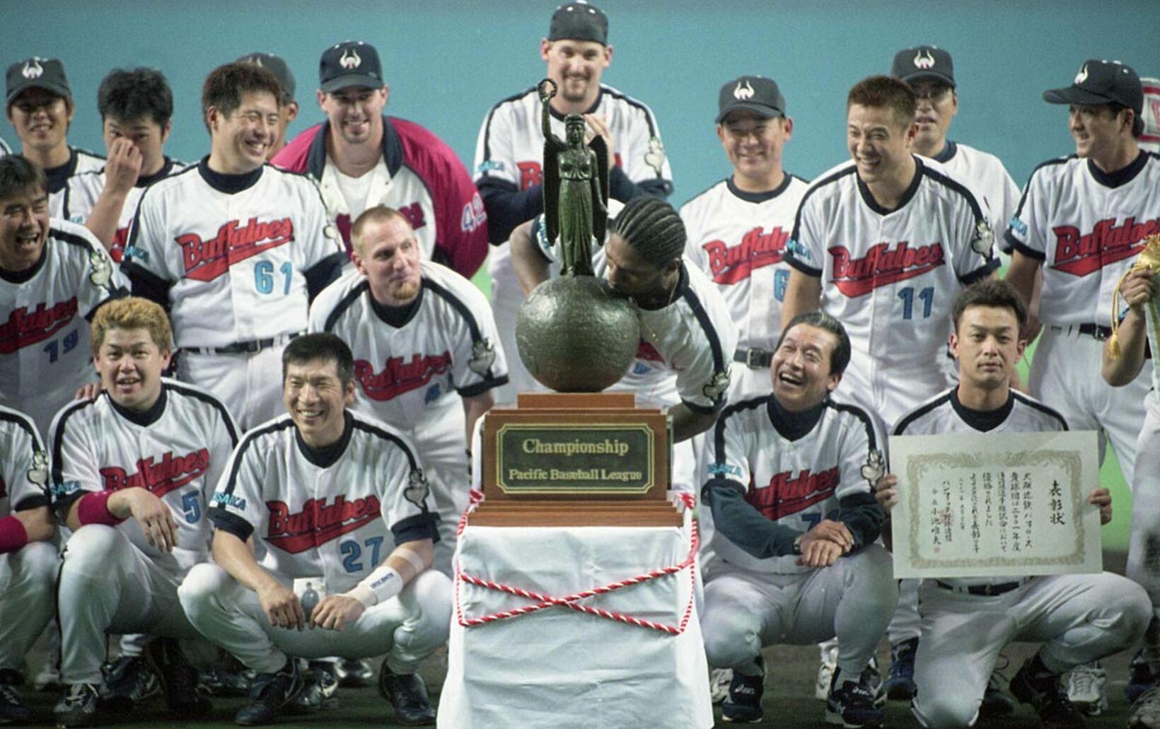 優勝トロフィーにキスするローズ（２００１年９月）