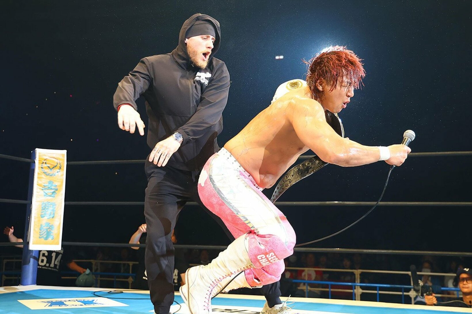 6・14大阪城ホールで海野翔太(右)を襲撃したゲイブ・キッド