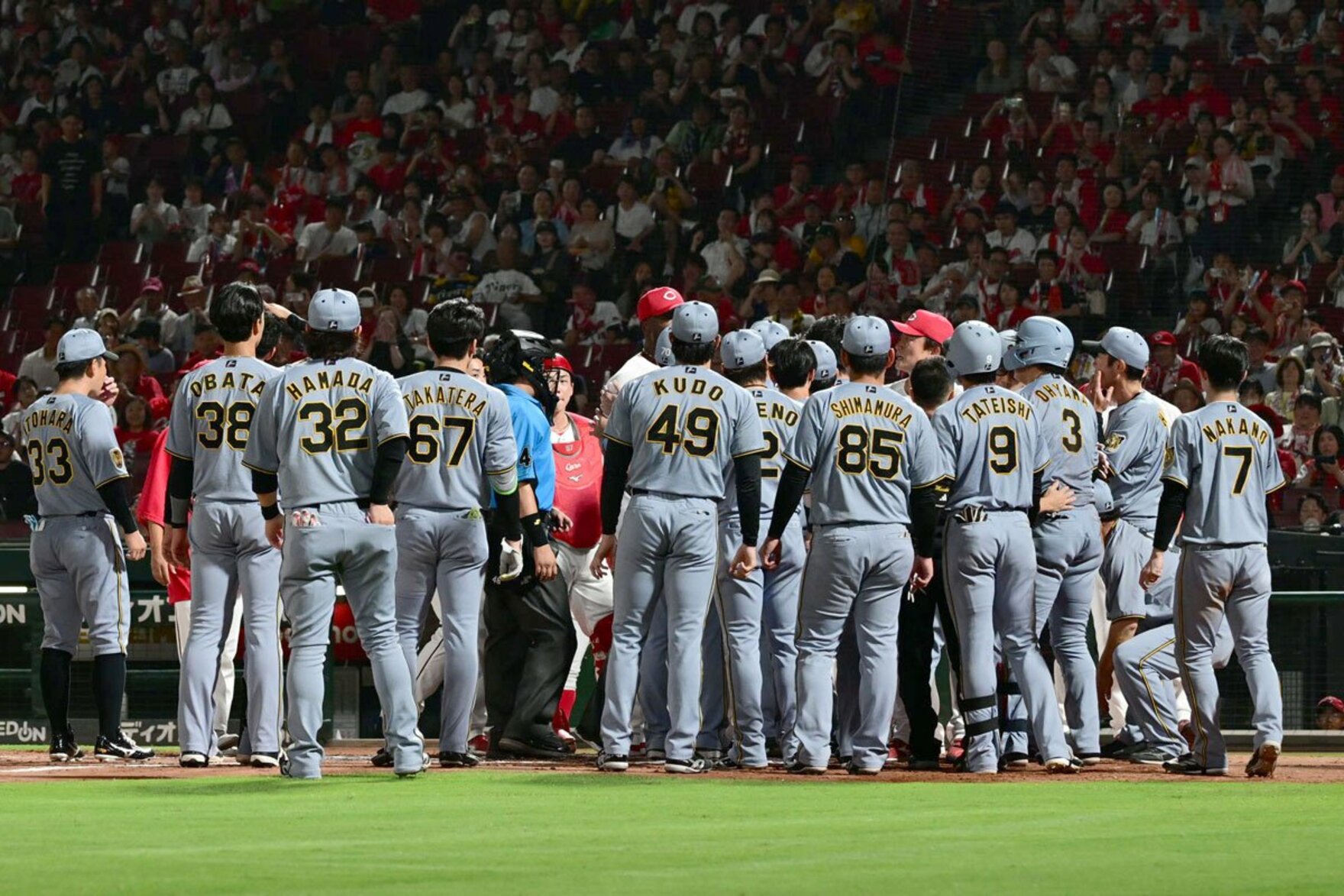 ８回、打席付近でもみ合う阪神、広島の選手たち